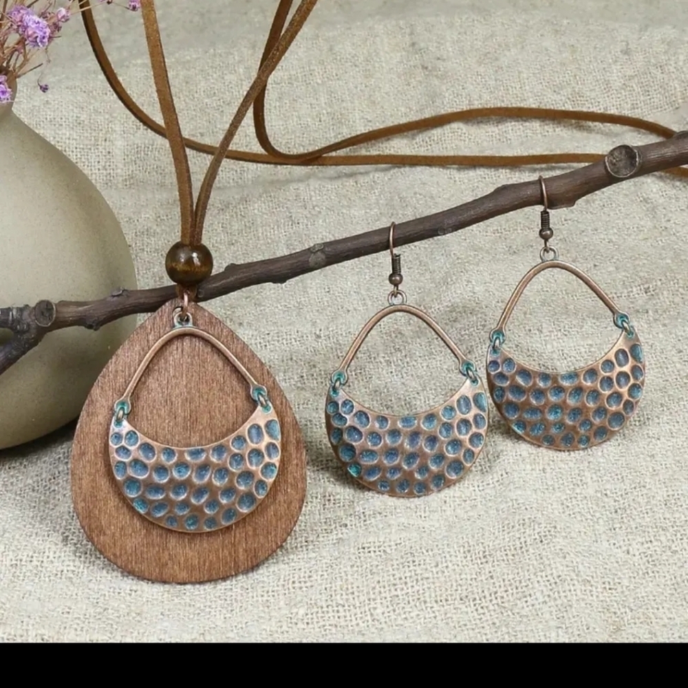 NEW! Vintage Style Women's Earrings &Necklace 3 Piece Set.